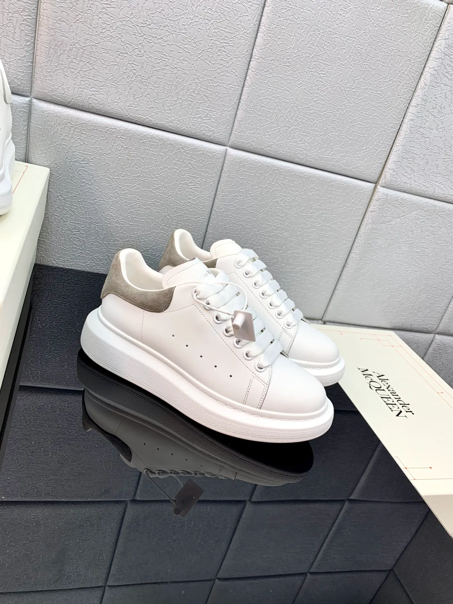 👟👟Ex-factory price 480👟👟 2022 latest upgraded version The latest McQueen white shoes original 1⃣: 1⃣ perfect replica ☑Deliver the latest counter full set of packaging 🎁Full series of color styles are constantly updated🥳🥳 🔺Fabric: Customized original matte silk cowhide 🔺Inner: imported water-dyed sheepskin lining/original customized soft cowhide cushion 🔺Feet: super clear high temperature air pressure logo➕soft latex pad 🔺Outsole: rubber T👟👟Ex-factory price U vacuum bottom/I👟👟Ex-factory price foam original bottom, thick bottom about 4cm 🔺Size: Female M34-40 Male M39-45
